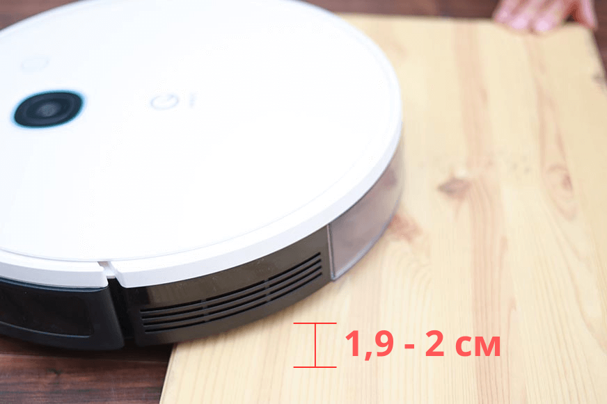 Yeedi Vac Hybrid Saugroboter überfährt eine Türschwelle